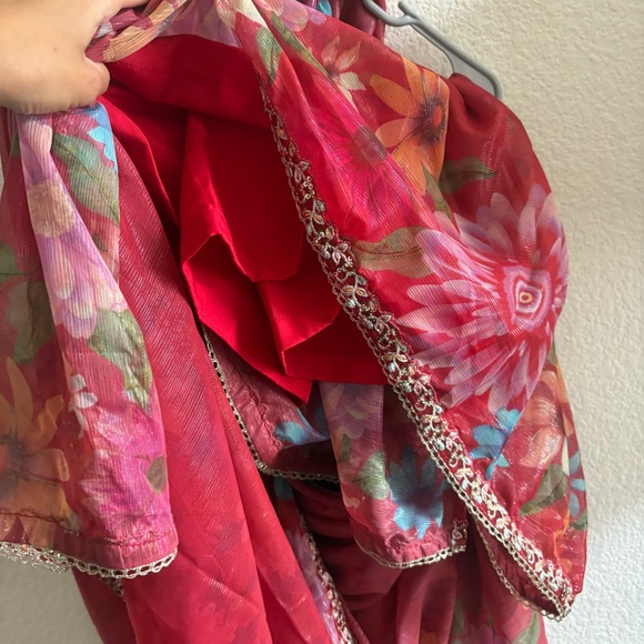 NWT Lashkaraa Elegant Red Floral Saree - Picture 9 of 16